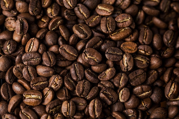 Struttura dei chicchi di caffè o fondo del caffè. Fagioli fritti profumati al fumo.