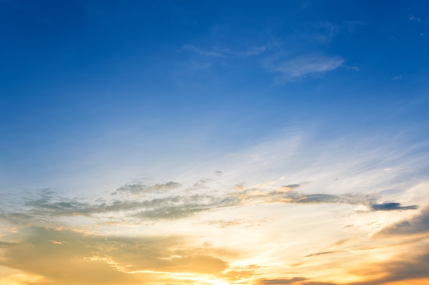 Struttura del cielo blu con il tramonto bianco delle nuvole.