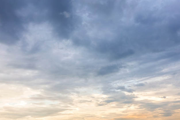 Struttura del cielo blu con il tramonto delle nuvole bianche.