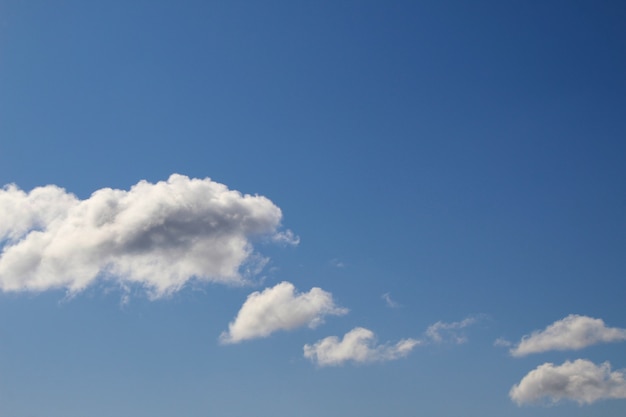 Struttura del cielo blu con nuvole soffici leggere bianche lussureggianti