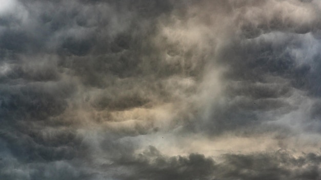 Struttura del cielo nuvoloso drammatico blu brillante