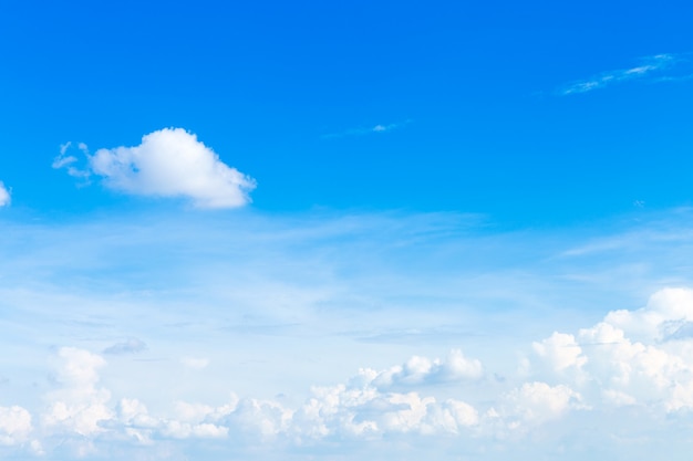 Struttura del fondo del cielo blu con le nuvole bianche.