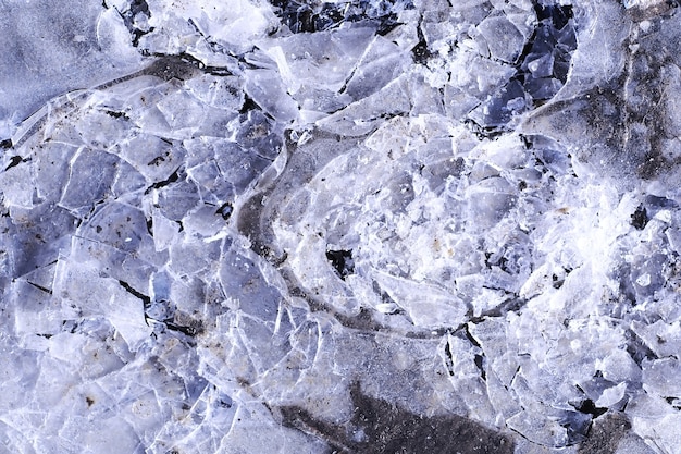 Struttura del fondo della superficie di calcestruzzo del ghiaccio blu schiantato Struttura del fondo della superficie del calcestruzzo del ghiaccio si è schiantato Ghiaccio ghiacciato superficie di un lago al tramonto