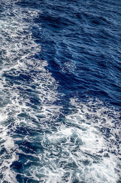 Struttura del mare blu con onde e schiuma Spruzzata d'acqua