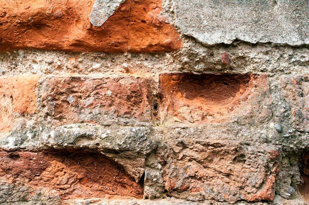 Struttura del primo piano dell'antico muro di mattoni in rovina