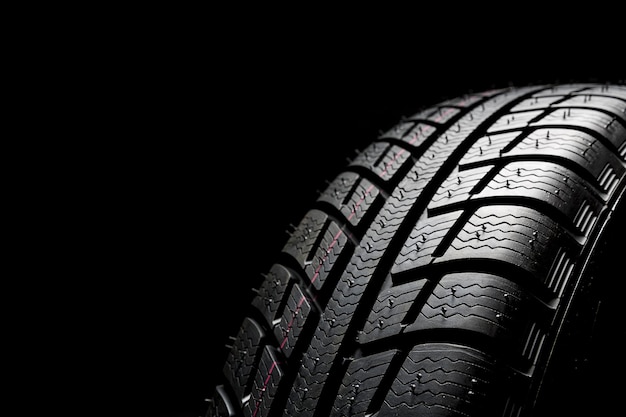 Struttura del profilo della ruota di pneumatici per auto invernali su sfondo nero