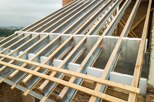 Struttura del tetto in acciaio inossidabile per il futuro tetto in costruzione. Sviluppo del telaio di copertura in metallo sul tetto della casa.