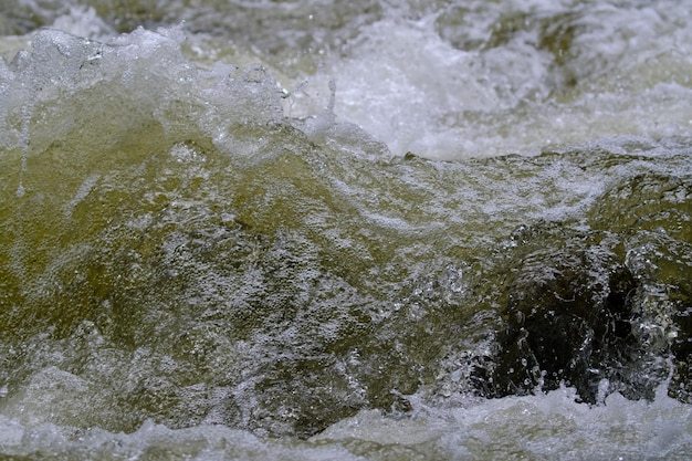 Struttura dell'acqua allo stato naturale in un fiume quando schizza contro le pietre