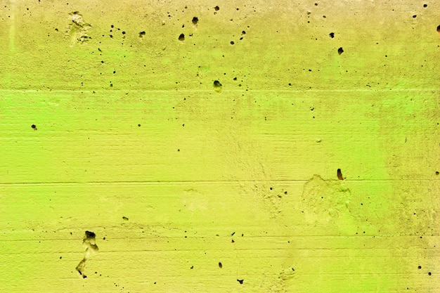 Struttura della cassaforma in cemento dove è possibile vedere la struttura del legno dipinta con vernice spray gialla
