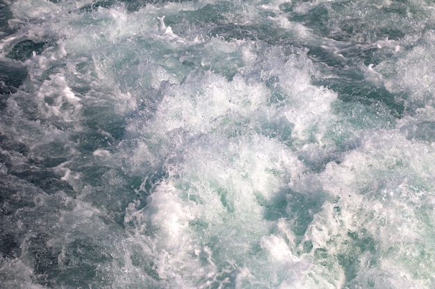 Struttura delle onde di superficie dell&#39;acqua, schiuma bianca delle onde del mare fondo.