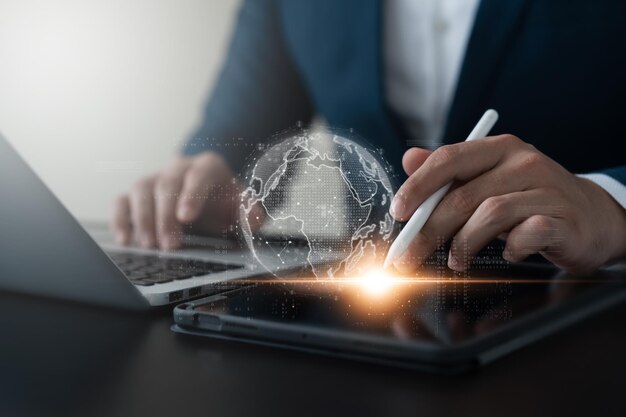 Struttura di connessione di rete globale uomo d'affari che utilizza laptop e tablet per collegare reti sociali analisi della strategia aziendale finanza e banca tecnologia innovazione e concetto di comunicazione