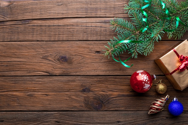 Struttura di festa delle decorazioni di Natale su vecchio fondo di legno