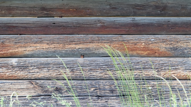 Struttura di legno come sfondo. Vista dall'alto della superficie del tavolo per le riprese distese. Modello vuoto astratto. Capannone rustico in legno stagionato con nodi e fori per chiodi.