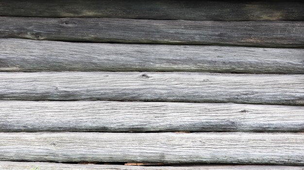 Struttura di legno come sfondo. Vista dall'alto della superficie del tavolo per le riprese distese. Modello vuoto astratto. Capannone rustico in legno stagionato con nodi e fori per chiodi.