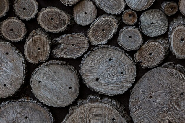 Struttura di legnoPila di legname tagliato sullo sfondo