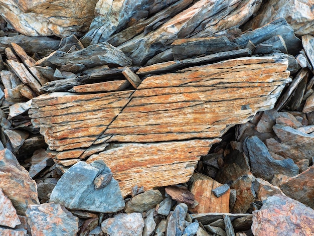 Struttura di montagna stratificata Struttura della pietra Sezione trasversale delle rocce Strati geologici Strati colorati di pietre nella sezione del monte Diverse formazioni rocciose e strati del suolo