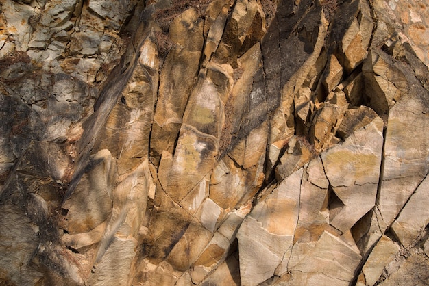 Struttura di vecchie rocce arruffate marroni