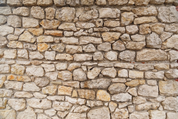 Struttura di vecchio muro di pietra di colore chiaro medievale.