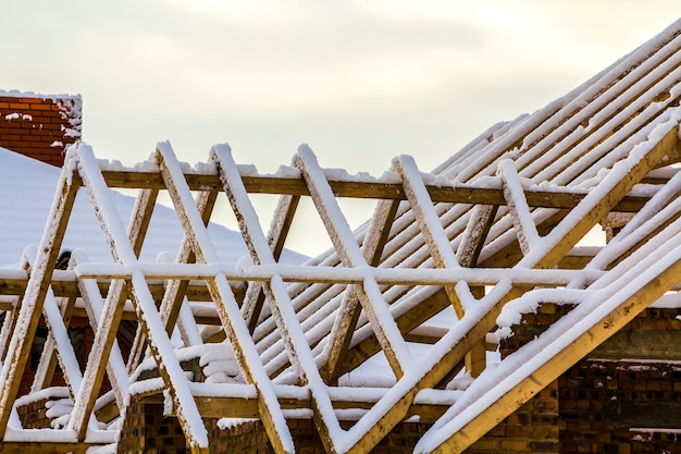 Struttura in legno del tetto durante i lavori di costruzione di una nuova casa
