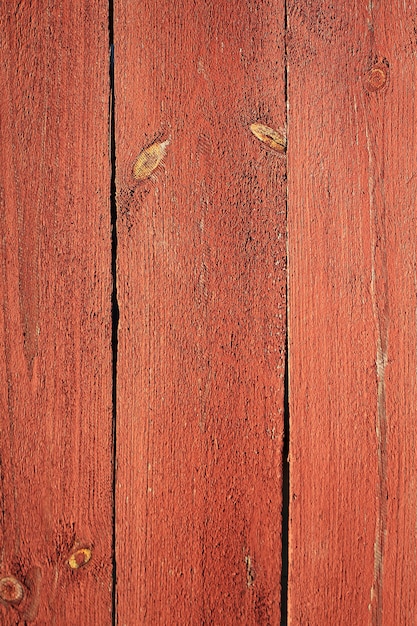 Struttura in legno di colore rosso da vicino