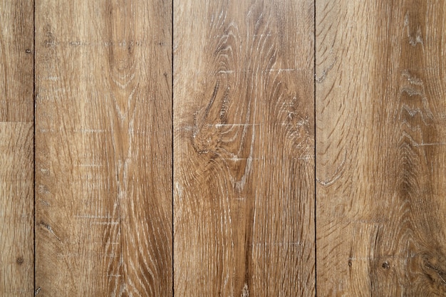 Struttura in legno rustica verticale con assi.