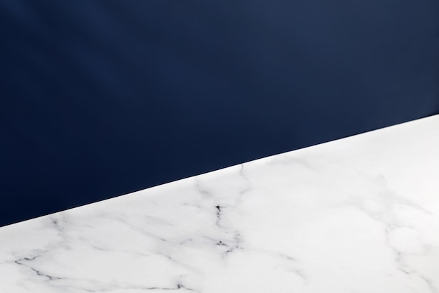 Struttura in marmo bianco naturale per design e opere d'arte. Progettazione dello sfondo degli interni della parete blu.