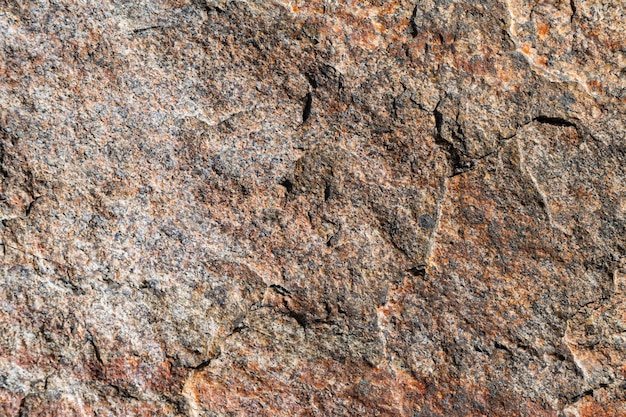 Struttura incrinata della pietra del granito. Superficie di roccia granitica. Contesto in pietra naturale. Copia spazio