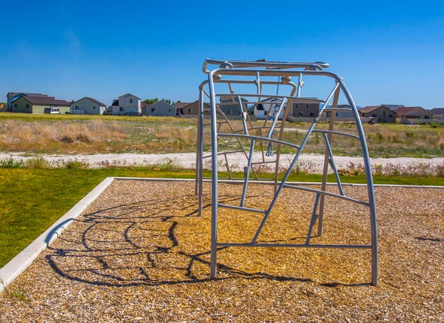 Struttura metallica nel parco giochi contro un cielo blu limpido.