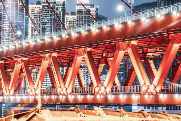 Struttura moderna del ponte della costruzione e Nightscape urbano