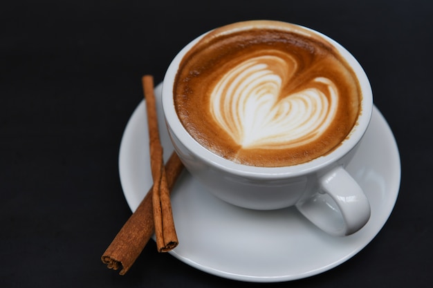 Struttura tarda del cuore del caffè con cannella.