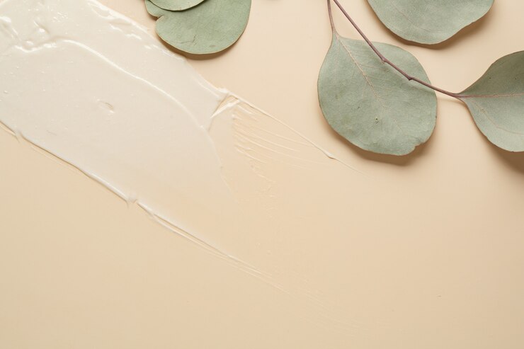Foto struttura termale organica naturale di crema su fondo beige. vista piana laico e dall'alto. concetto di cura del corpo e della pelle. fotografia di stock