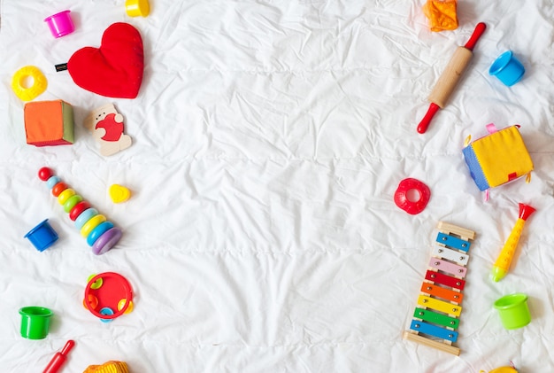 Struttura variopinta luminosa dei giocattoli dei bambini su fondo bianco. Vista dall&#39;alto. Distesi. Copia spazio per te