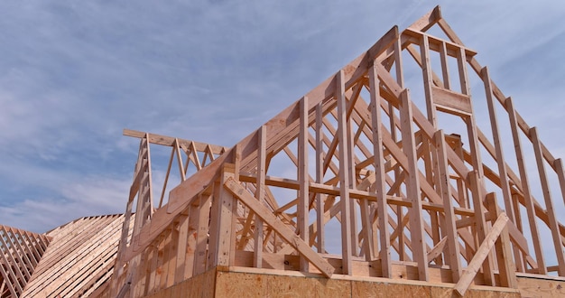 Strutture di copertura costruzione di case nell'installazione del telaio del tetto in legno le travi reticolari