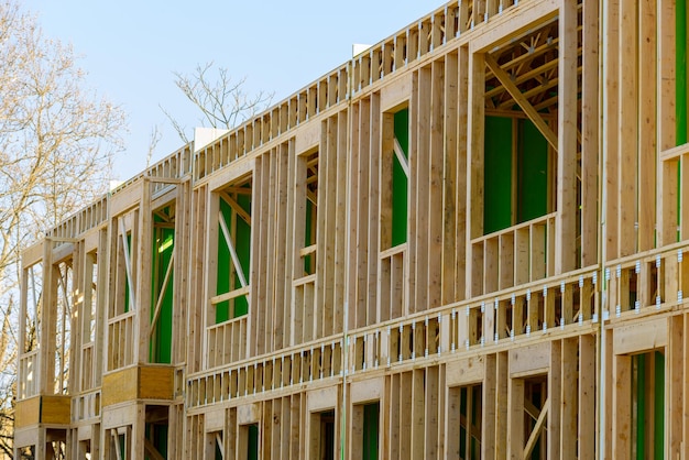 Strutture in legno per la costruzione di nuovi appartamenti condominiali o villette a schiera