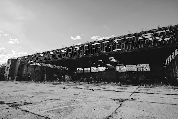 Strutture metalliche di un vecchio hangar aereo abbandonato