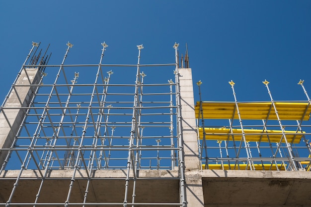 Strutture metalliche in calcestruzzo dell'edificio in costruzione. impalcature e supporti. vista dal basso