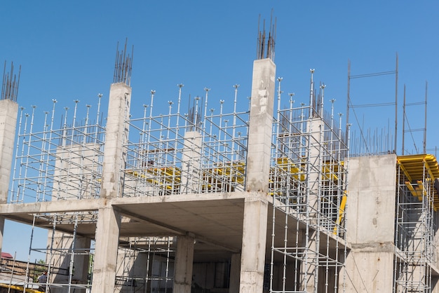 Strutture metalliche in calcestruzzo dell'edificio in costruzione. ponteggi e supporti