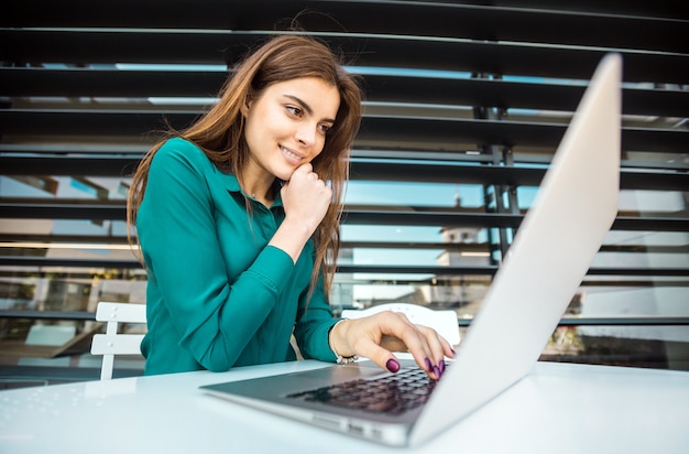 Student Girl Works con il computer