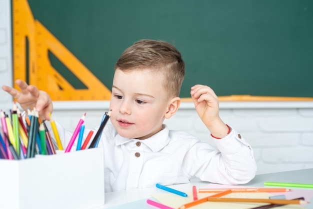 Studente a casa. Concetto di educazione e lettura. Ragazzino sveglio che studia.