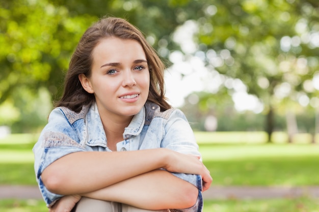 Studente abbastanza felice che guarda l&#39;obbiettivo