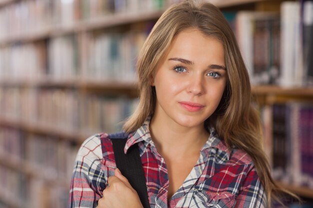 Studente abbastanza sorridente che guarda l&#39;obbiettivo