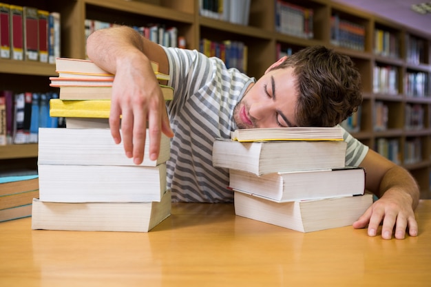 Studente addormentato nella biblioteca