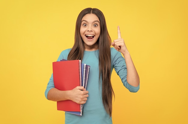 Studente adolescente ispirato con l'idea Concetto di educazione studentessa con quaderno