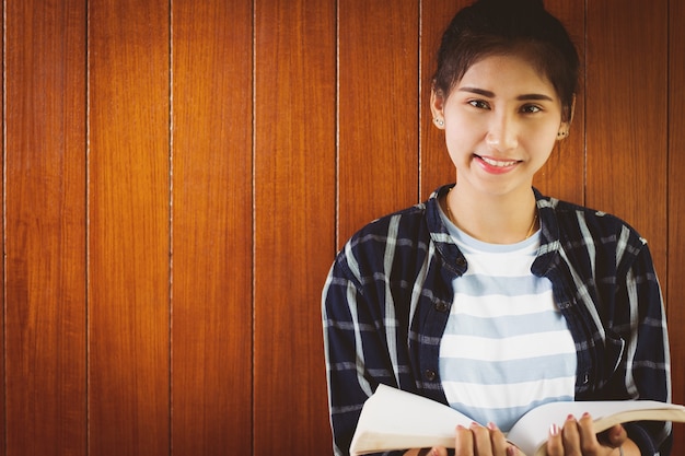 studente, adolescente, ragazza che legge il libro con felice.