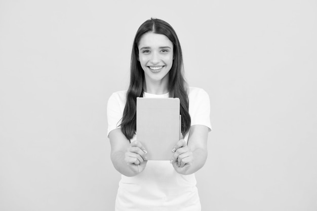 Studente affascinante isolato su sfondo di colore giallo Studente di scuola superiore donna tenere i quaderni Istruzione nel concetto di college universitario di scuola superiore