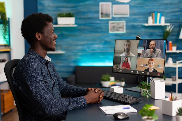 Studente africano che ha una conferenza videochiamata online