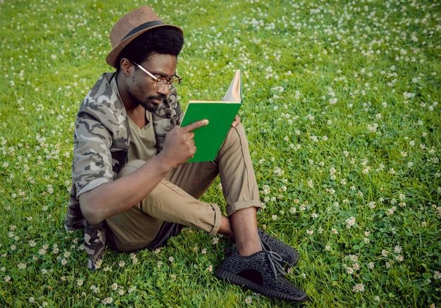 Studente africano nel parco.