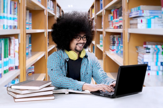 Studente afro che studia in biblioteca