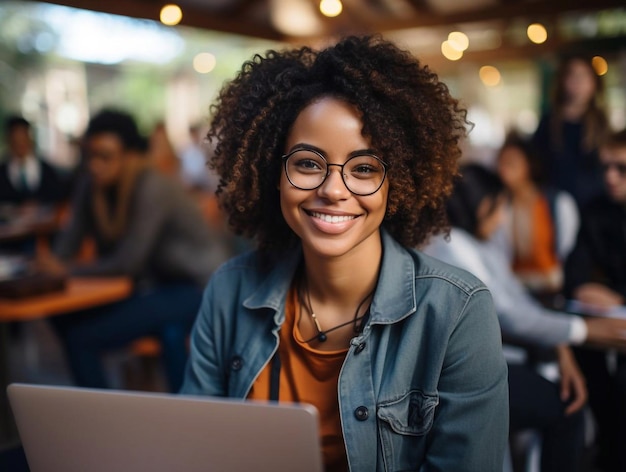 Studente afroamericana felice in una lezione all'università che guarda la telecamera