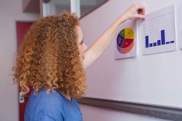 Studente alla ricerca di grafici sul muro